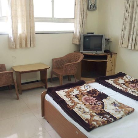 Villa Sarang Lodging & Boarding à Satara Extérieur photo
