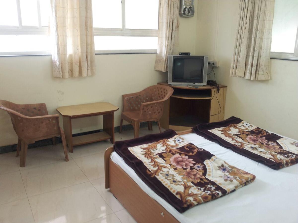 Villa Sarang Lodging & Boarding à Satara Extérieur photo