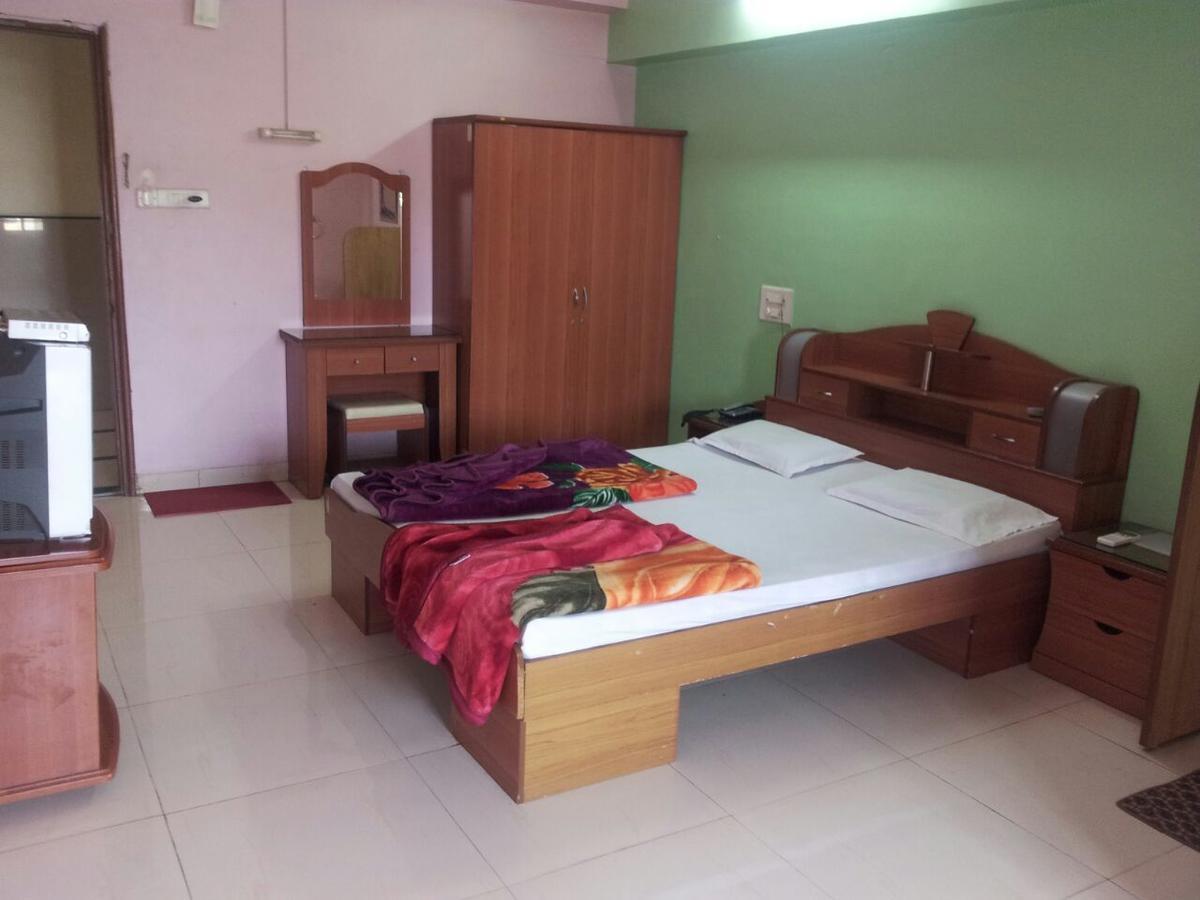 Villa Sarang Lodging & Boarding à Satara Extérieur photo