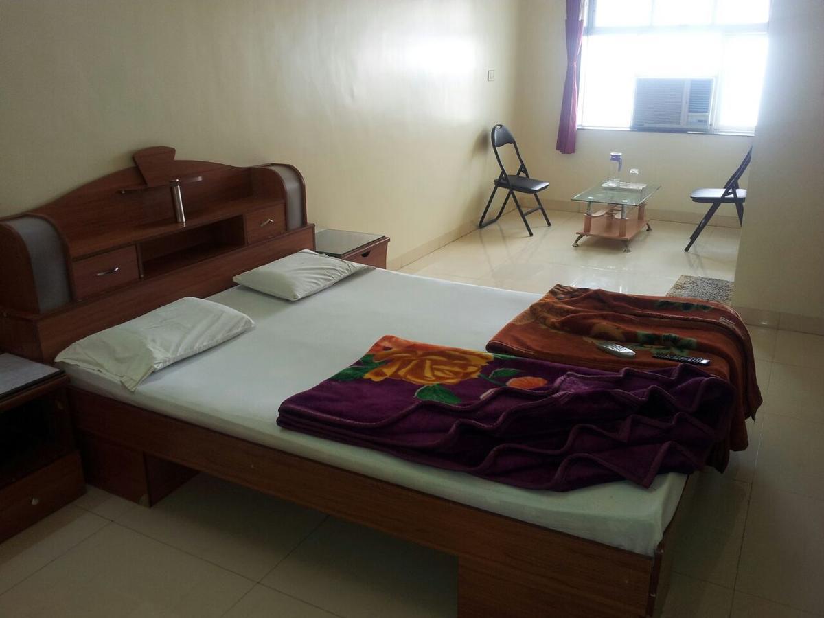 Villa Sarang Lodging & Boarding à Satara Extérieur photo