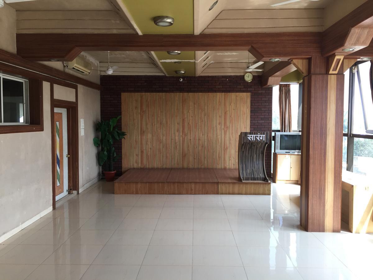 Villa Sarang Lodging & Boarding à Satara Extérieur photo