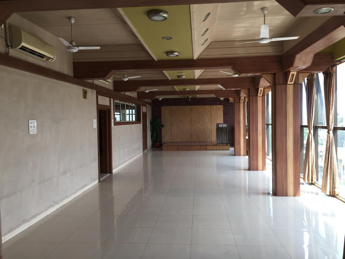 Villa Sarang Lodging & Boarding à Satara Extérieur photo