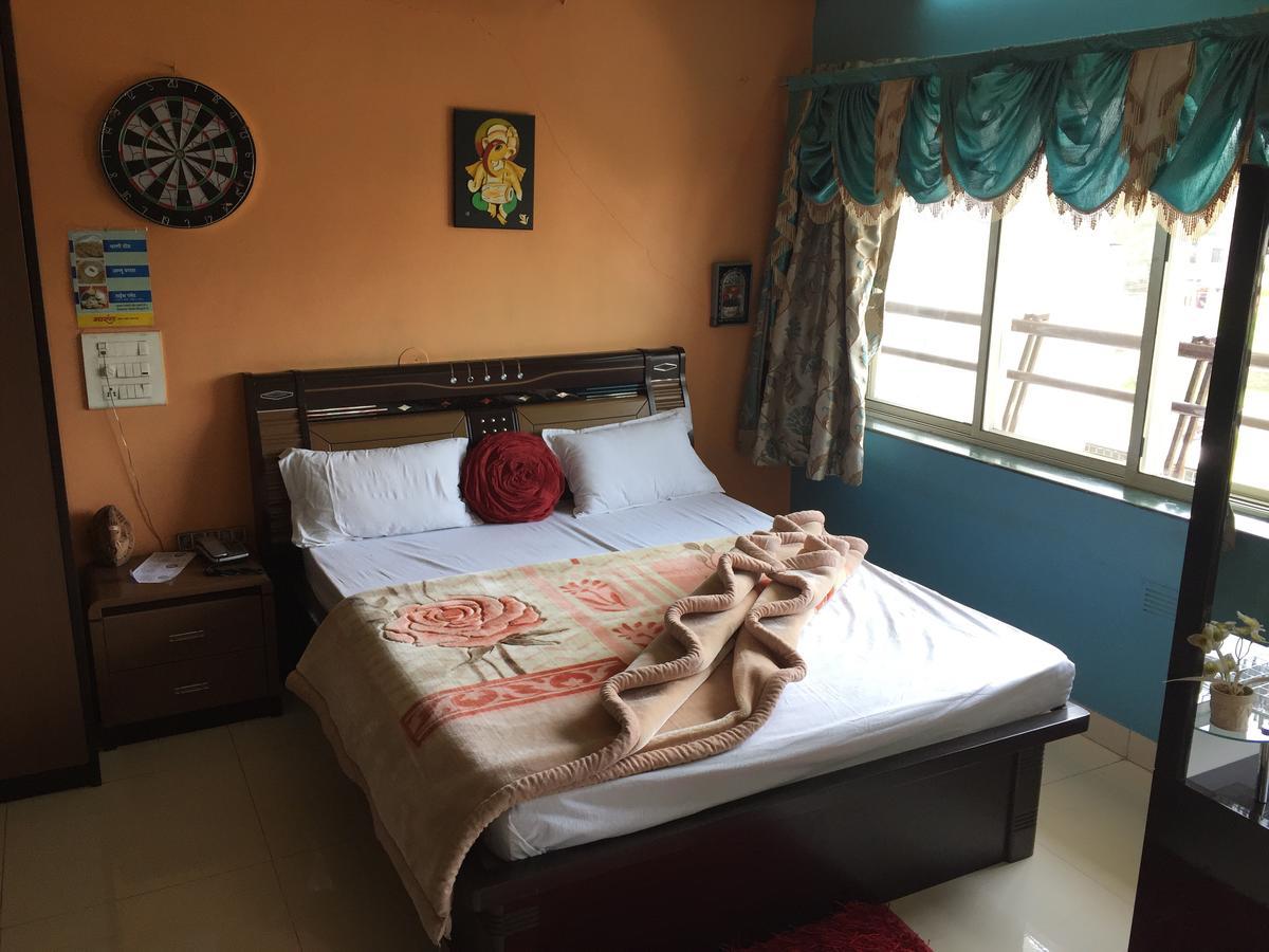 Villa Sarang Lodging & Boarding à Satara Extérieur photo